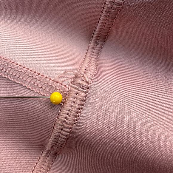 Alo Yoga Airlift Intrigue Bra and 7/8 High-Waist Airlift Legging Ballet Pink XS - Picture 7 of 15